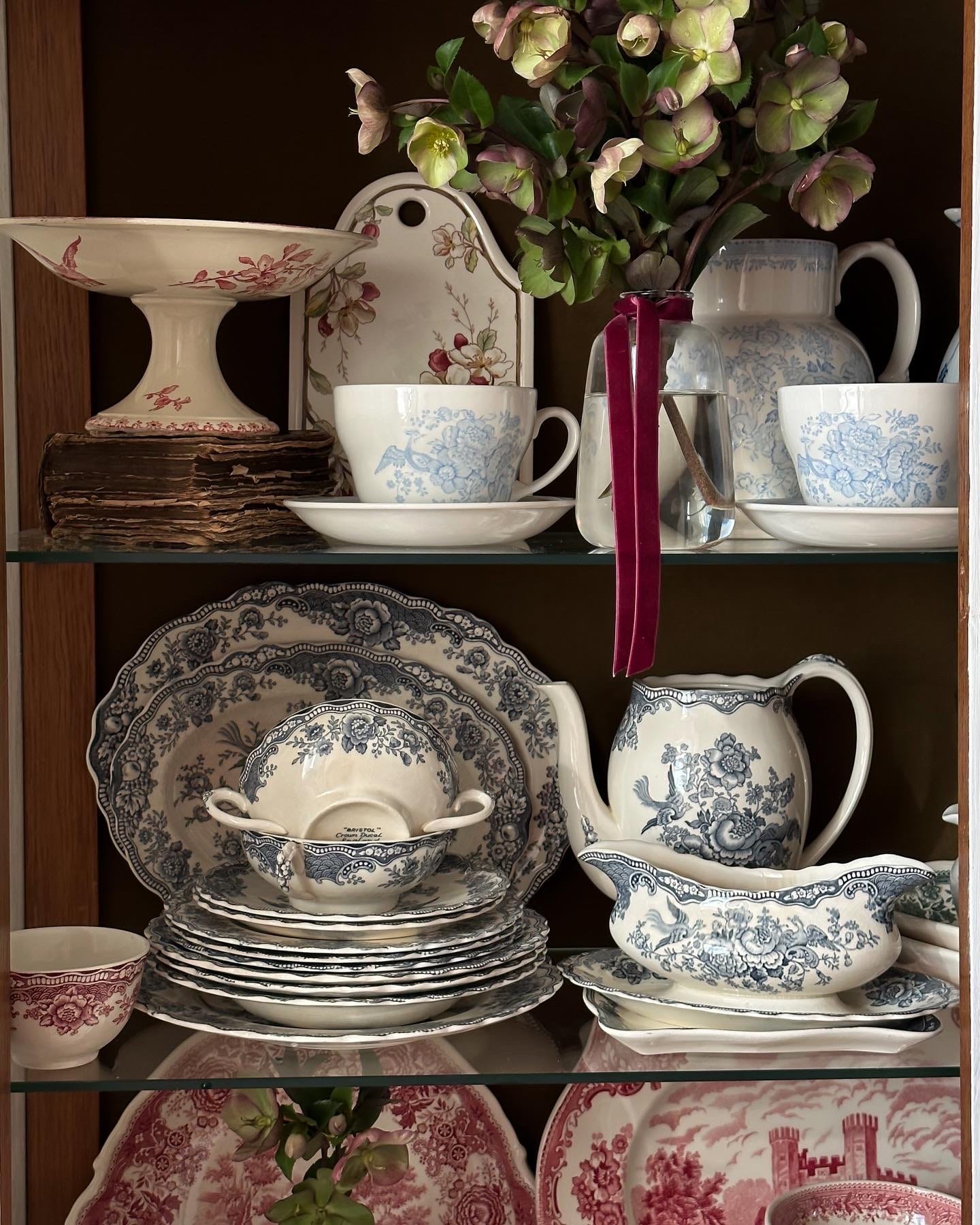 Why Our Generation Is So Obsessed With Vintage Tableware