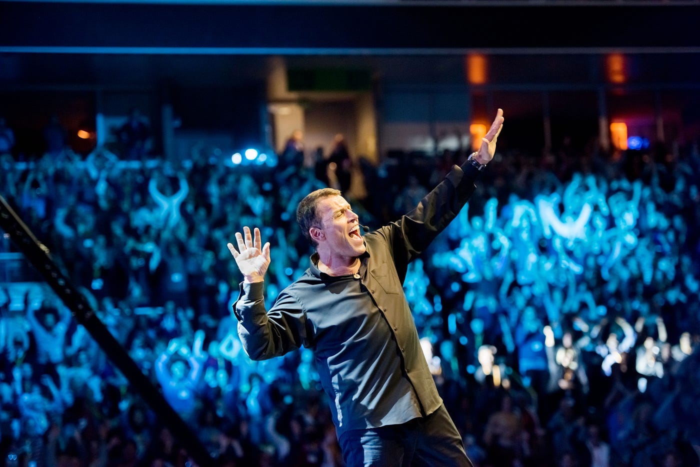 What happens when a Skeptical Behavioural Scientist goes to a Tony Robbins  event. | by Darren Hill | The Startup | Medium