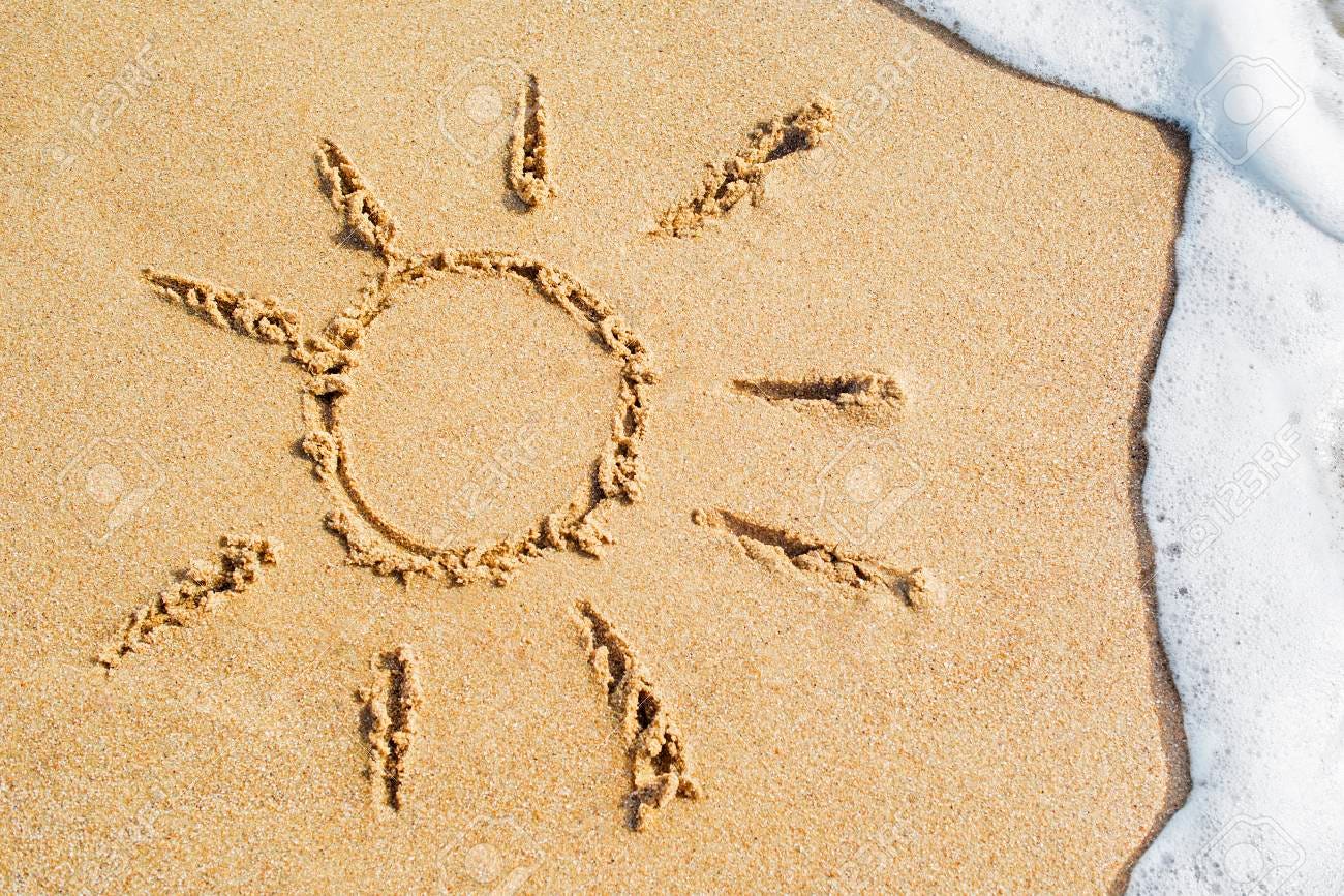 Dessin De Soleil Dessiné Sur Une Plage Sur Fond De Sable Doré Avec Vague De Mer Et Mousse Pendant Les Vacances D'été Au Complexe Banque D'Images et Photos Libres De Droits. Image Dessin De Soleil Dessiné Sur Une Plage Sur Fond De Sable Doré Avec Vague De Mer Et Mousse Pendant Les Vacances D'été Au Complexe Banque D'Images et Photos Libres De Droits. Image