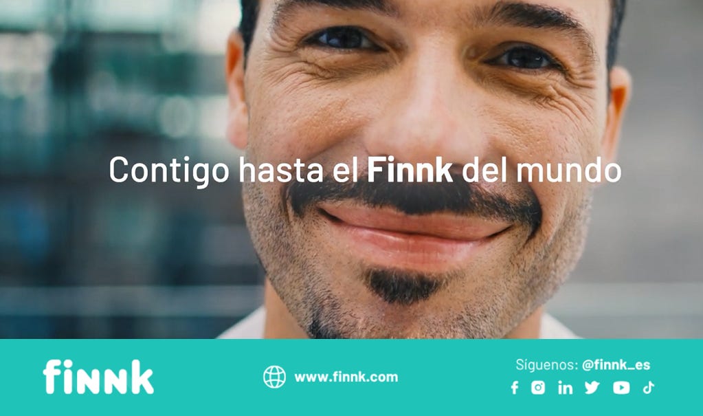 Joven feliz y satisfecho con sus inversiones Finnk Kutxabank