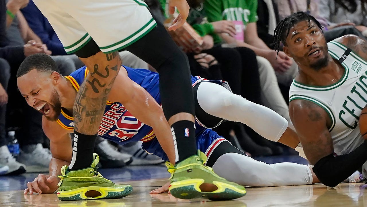 Golden State Warriors guard Stephen Curry could return by start of playoffs  after spraining foot ligament, sources tell ESPN - ABC7 San Francisco