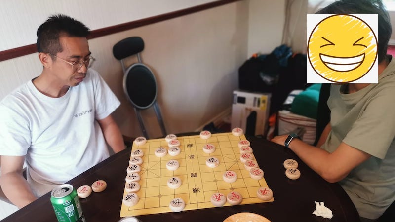 跟到訪的香港大叔捉中國象棋