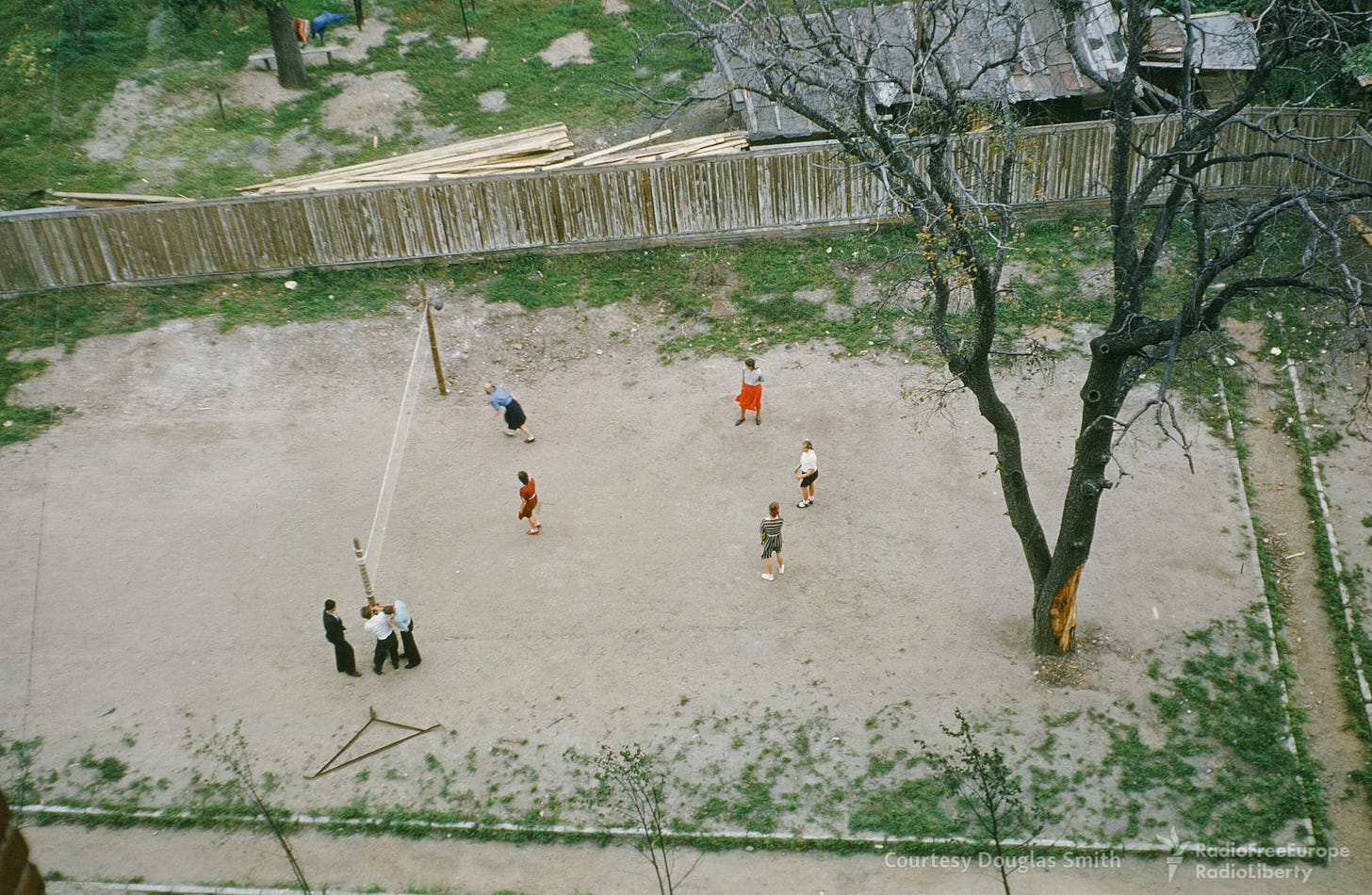 A casual one-sided volleyball match in progress within Moscow’s Tagansky raion, showing leisurely moments of Soviet citizens. A casual one-sided volleyball match in progress within Moscow’s Tagansky raion, showing leisurely moments of Soviet citizens.
