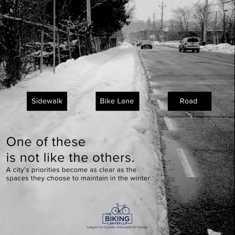 Photo d'une route en hiver. Seule la route est deneigee. le trottoir un peu et la piste cyclable pas du tout.