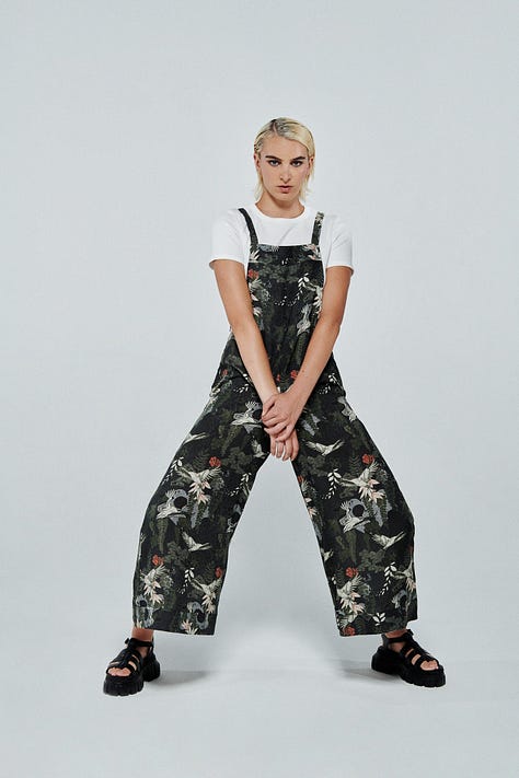 Kimono verde agua con vivo de terciopelo negro, jardinera negra con estampados blancos y rojos, jardinera negra con estampados blancos.