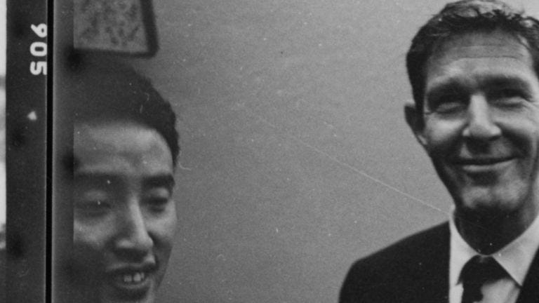 白南準與 John Cage 合影|來源:Mary Bauermeister / PBS American Masters 白南準與 John Cage 合影|來源:Mary Bauermeister / PBS American Masters