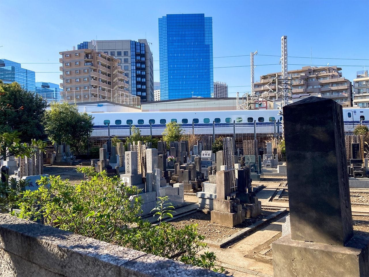 The centuries-old Tokaiji Ōyama cemetery, between Ōsaki and Shinagawa Stations, lies wedged between the Shinkansen, the Yamanote, and the Keikyū lines. (© Gianni Simone)