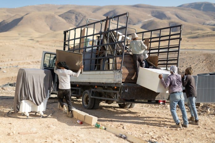 Palestinere laster lastebiler med eiendelene sine mens de evakuerer landsbyen Al-Muarrajat på Vestbredden, 4 juli 2025. (Avishai Mohar/ Activestills) Palestinere laster lastebiler med eiendelene sine mens de evakuerer landsbyen Al-Muarrajat på Vestbredden, 4 juli 2025. (Avishai Mohar/ Activestills)