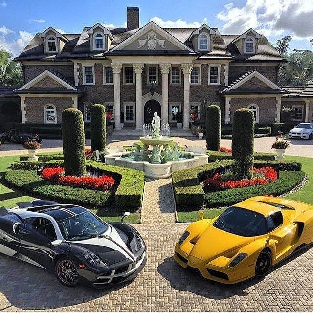 mansion and opulent courtyard representing financial freedom.