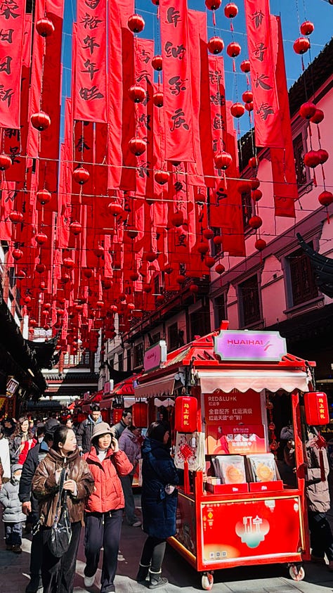 Como ficam as ruas em Shanghai, também decoradas para o  "Lantern Festival", que faz parte das festividades