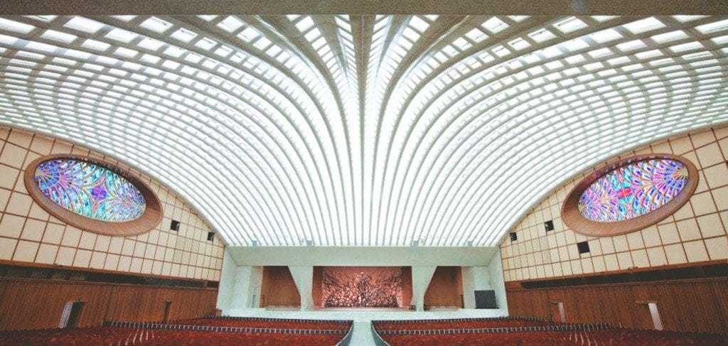 Paul VI Audience Hall. Oddly, there are no crucifixes or crosses present  anywhere in the hall or in the architecture. : r/Christianity