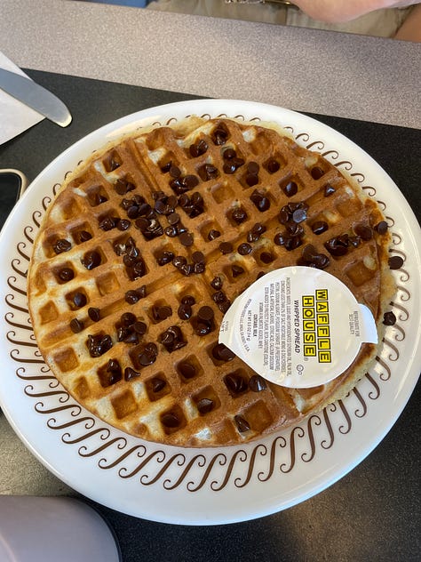 Enseigne jaune et noire d’un restaurant Waffle House sous un ciel bleu. Gaufre aux pépites de chocolat dans une assiette Waffle House, avec une dosette de beurre fouetté. Set de table servant de menu Waffle House, rubrique « Breakfast Favorites », avec photos des plats et des prix.