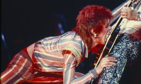 David Bowie kisses MIck Ronson's guitar, 1973 David Bowie kisses MIck Ronson's guitar, 1973