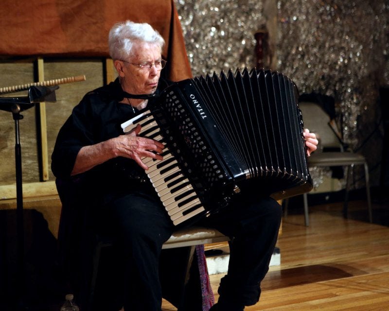 Deneysel müziğin öncü figürlerinden Pauline Oliveros, 84 yaşında hayatını  kaybetti - bant mag