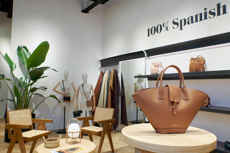 Ven a Vernos a Nuestras Tiendas PARIS/64