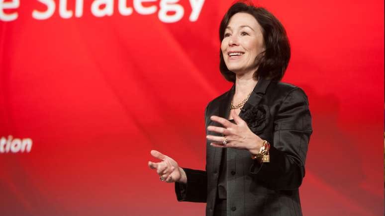 Conheça Safra Catz, a única mulher na lista dos dez CEOs que mais faturaram  em 2022