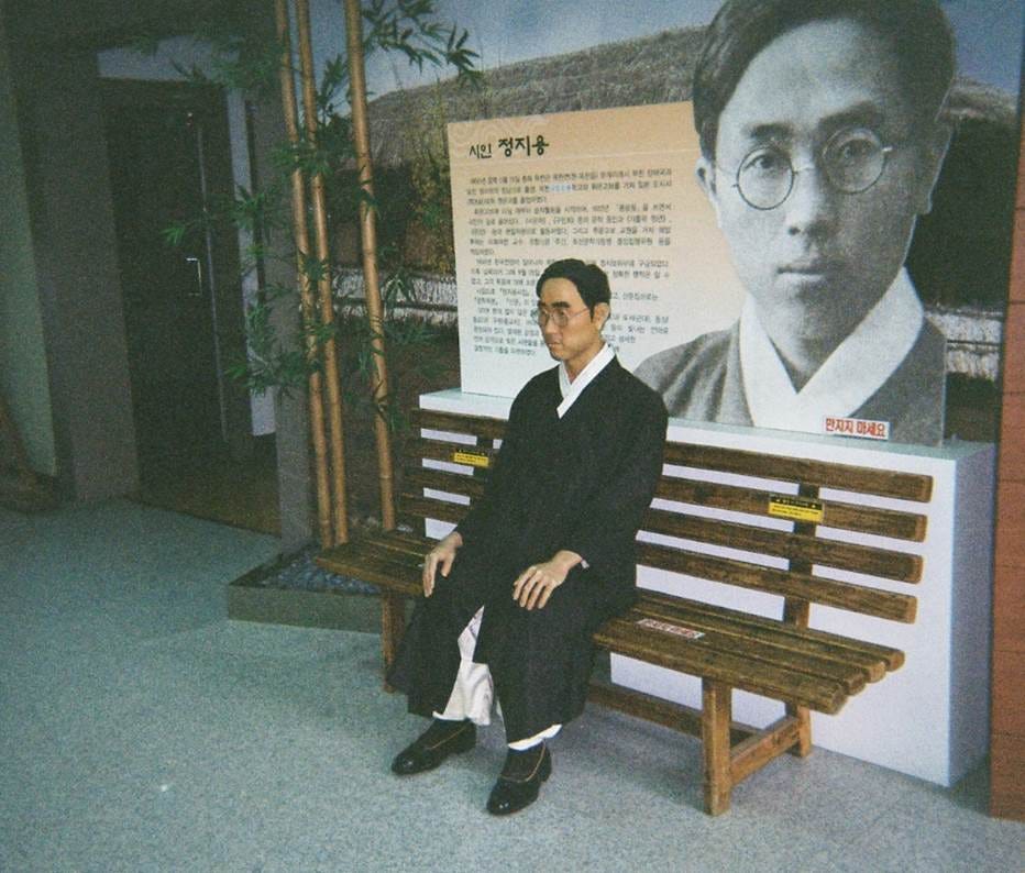 A person sitting on a bench

AI-generated content may be incorrect.