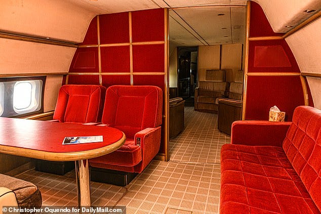 The mirrored walls, garish red sofa and thick carpets of this Boeing 727 gathering dust on a Georgia airstrip could be the choice of any multi-millionaire with a taste for the tacky. But this happens to be Jeffrey Epstein¿s Lolita Express Οι τοίχοι με καθρέφτες, ο φανταχτερός κόκκινος καναπές και τα χοντρά χαλιά αυτού του Boeing 727 που μαζεύει σκόνη σε έναν αεροδιάδρομο της Τζόρτζια θα μπορούσαν να είναι η επιλογή κάθε πολυεκατομμυριούχου με γούστο για το κακόγουστο. Αλλά αυτό τυχαίνει να είναι το Lolita Express του Jeffrey Epstein