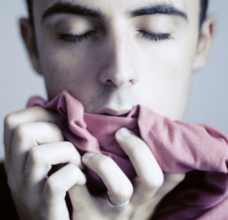 What is perfume sillage?