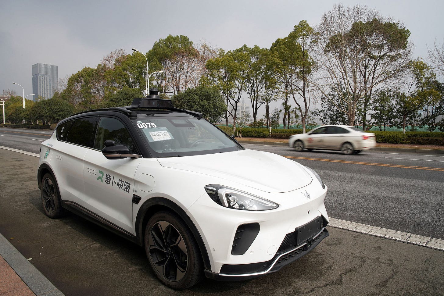 Baidu's Apollo Go: Super cheap robotaxi rides spark widespread anxiety in  China | CNN Business