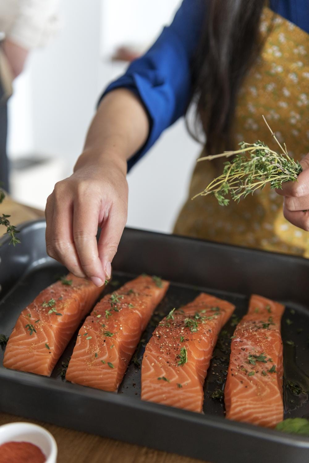 Salmone aromatizzato con erbe fresche