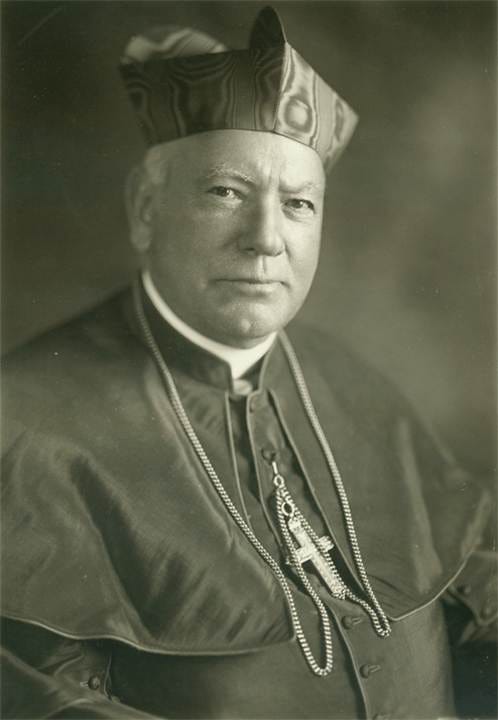 A person in a robe and hat

AI-generated content may be incorrect.