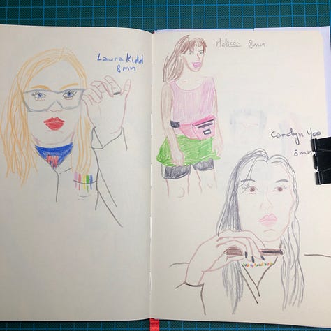 Photos de 3 doubles-pages de mon sketchbook où j'ai 12 portraits au crayons graphite et crayons de couleurs.