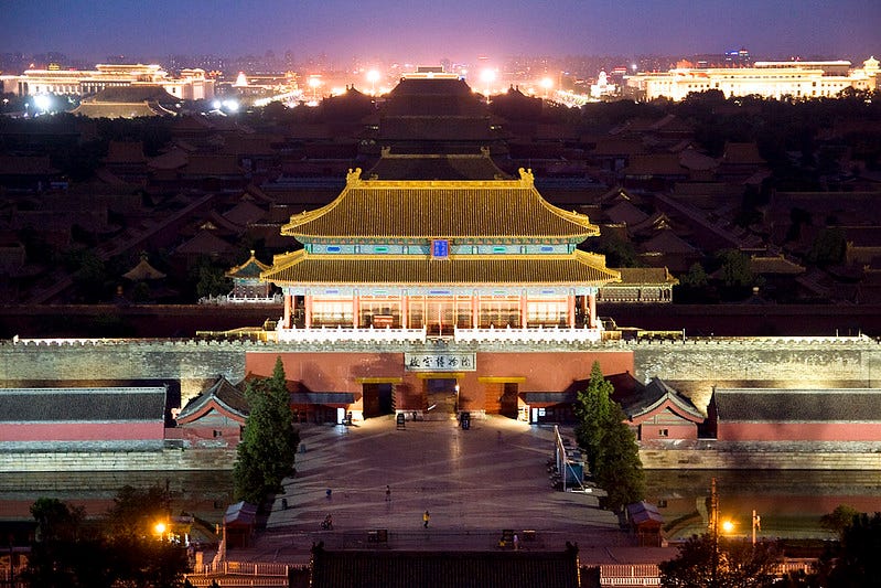 Foto da Cidade Proibida vista da Jingshan hill em Pequim, logo após o por do sol. A Cidade Proibida está escura logo atrás do portão principal, que também está iluminado, bem como prédios em torno da construção. Foto da Cidade Proibida vista da Jingshan hill em Pequim, logo após o por do sol. A Cidade Proibida está escura logo atrás do portão principal, que também está iluminado, bem como prédios em torno da construção.