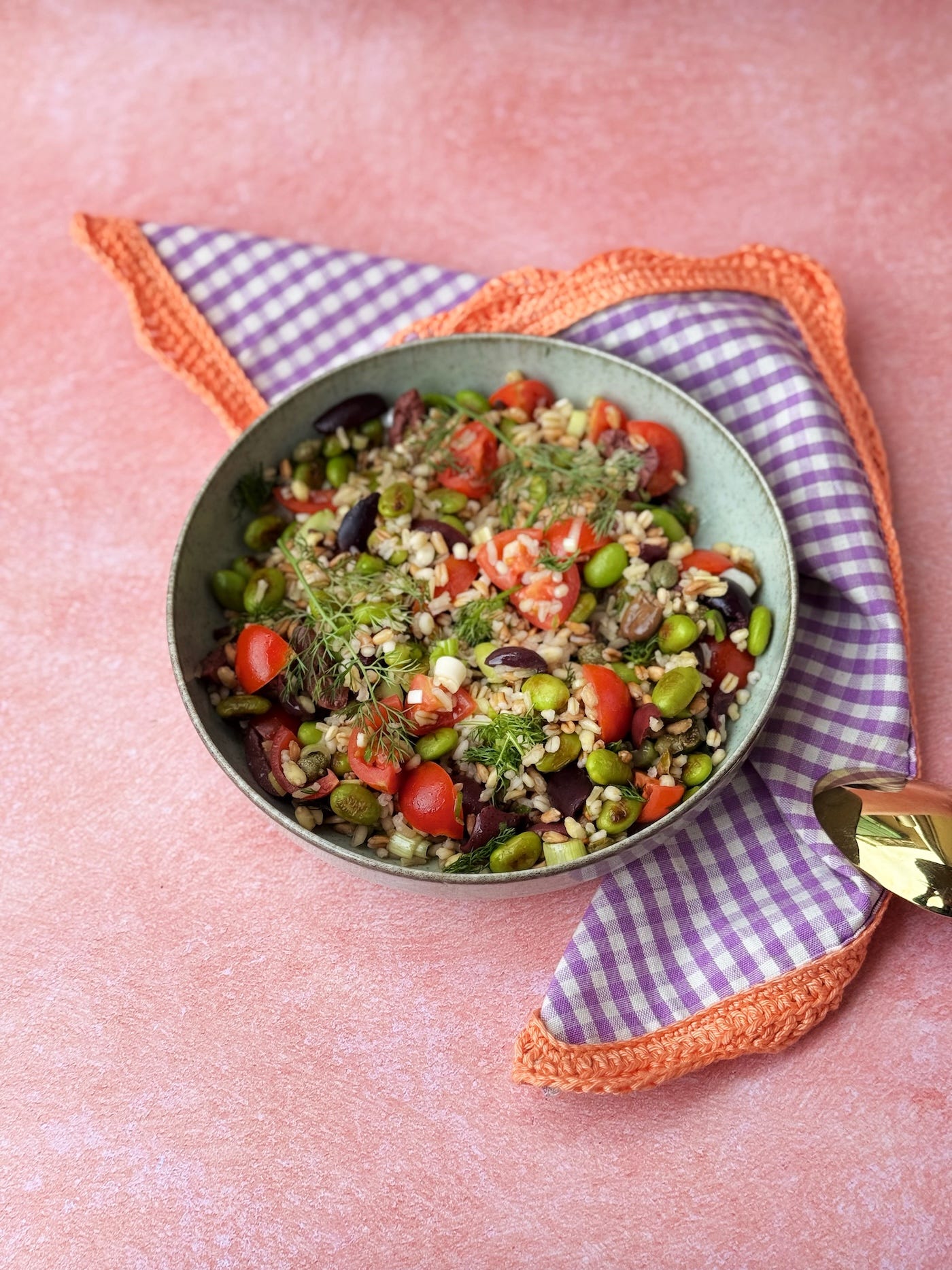 Insalata di farro con cipollotto marinato, edamame, pomodorini, olive e capperi: la mia ricetta per l’eBook di Cocomero