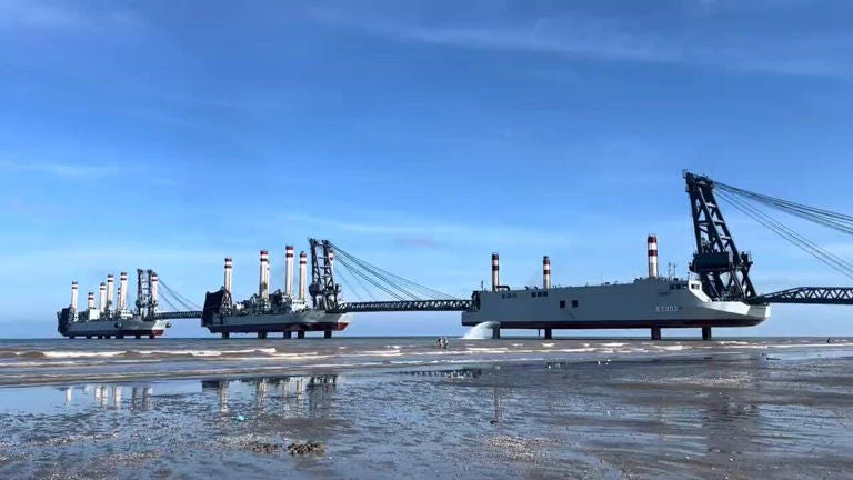 China's mobile pier-equipped ship/X