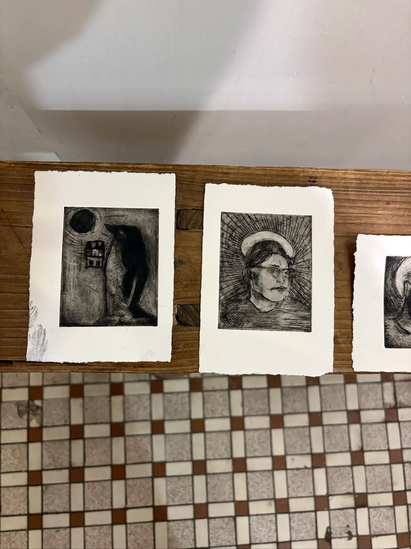 銅版画の写真。左にペンギン。右にトビーの自画像。