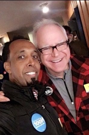 Minnesotan kuvernööri Tim Walz ja tuomittu somalialainen petoksentekijä Abdul Dahir Ibrahim.
