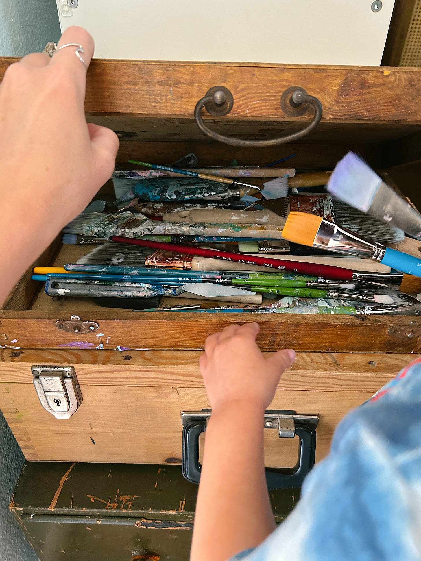 Paintbrushes in wooden case Paintbrushes in wooden case