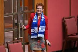 Australien, Pauline Hanson mit Israel Schal im Parlament in Canberra PAULINE HANSON ISRAEL SCARF Australien, Pauline Hanson mit Israel Schal im Parlament in Canberra PAULINE HANSON ISRAEL SCARF