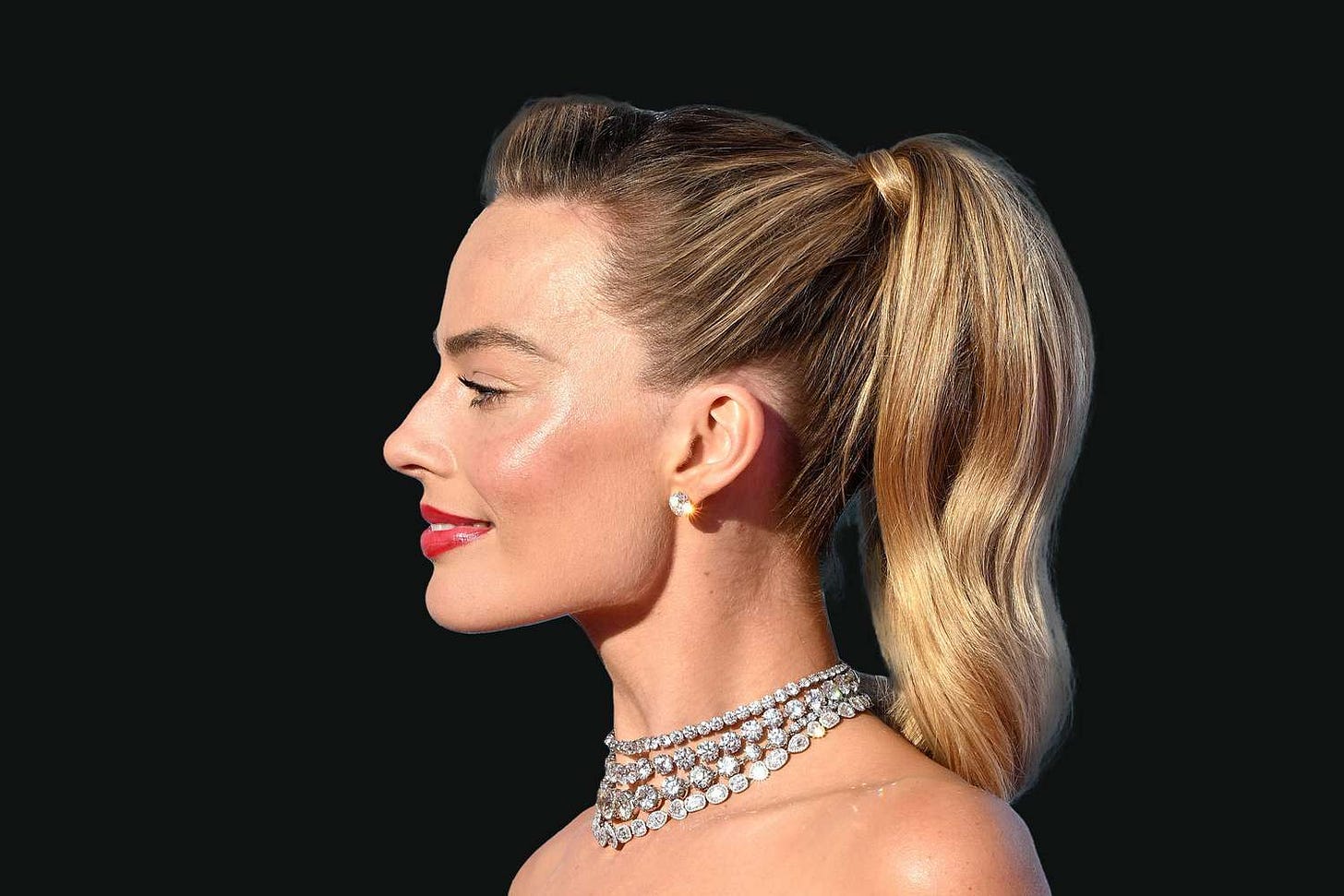 Margot Robbie's "Polished Skin" and Glitter Nails Is Hands Down Her ...