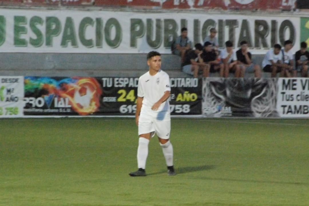 Jugador del Olímpic de Xàtiva durante el partido contra el Hércules B Jugador del Olímpic de Xàtiva durante el partido contra el Hércules B
