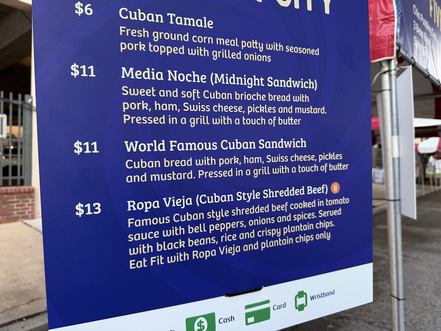 Un stand de nourriture au Festival international de Louisiane à Lafayette 2026, propose le Cuban Sandwich.