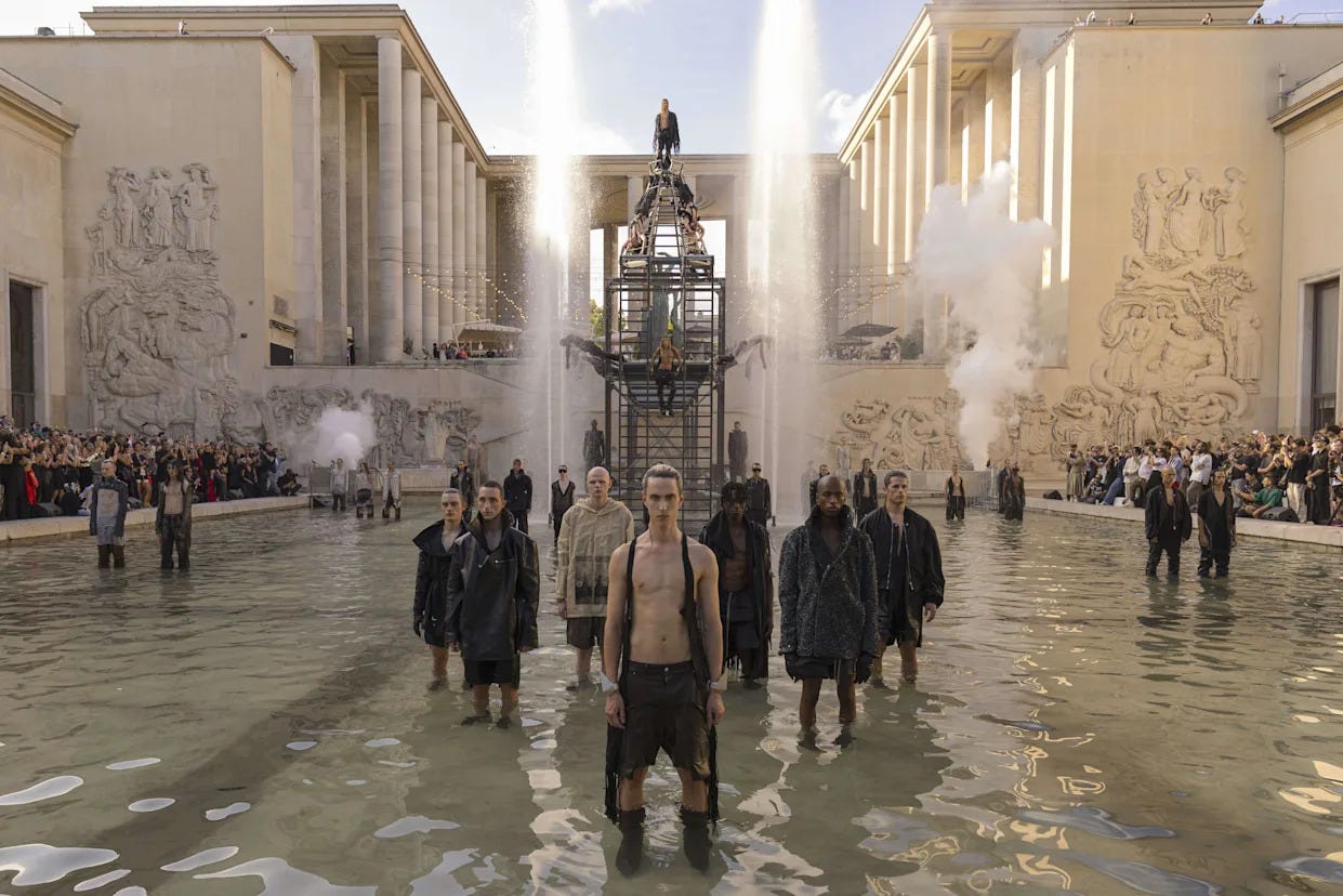 Défilé Rick Owens printemps été 2026: Apocalyptique et grandiose