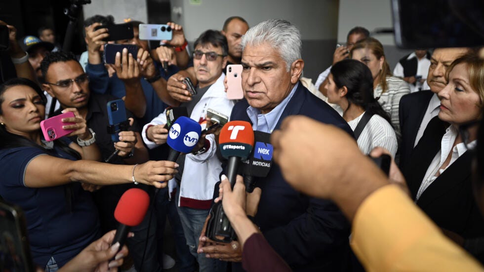 El candidato presidencial, José Raúl Mulino, da declaraciones a los medios tras reunirse con la delegación electoral de la Organización de Estados Americanos (OEA), en Ciudad de Panamá, el 1 de mayo de 2024 El candidato presidencial, José Raúl Mulino, da declaraciones a los medios tras reunirse con la delegación electoral de la Organización de Estados Americanos (OEA), en Ciudad de Panamá, el 1 de mayo de 2024