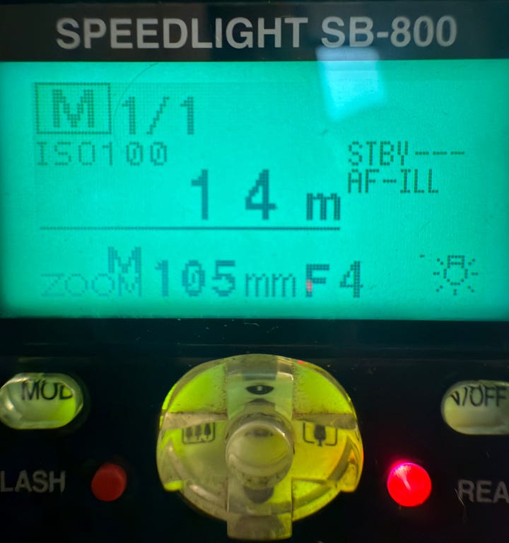como a variação do zoom da cabeça do flash altera o alcance da iluminação e nao tem nada a ver com potência