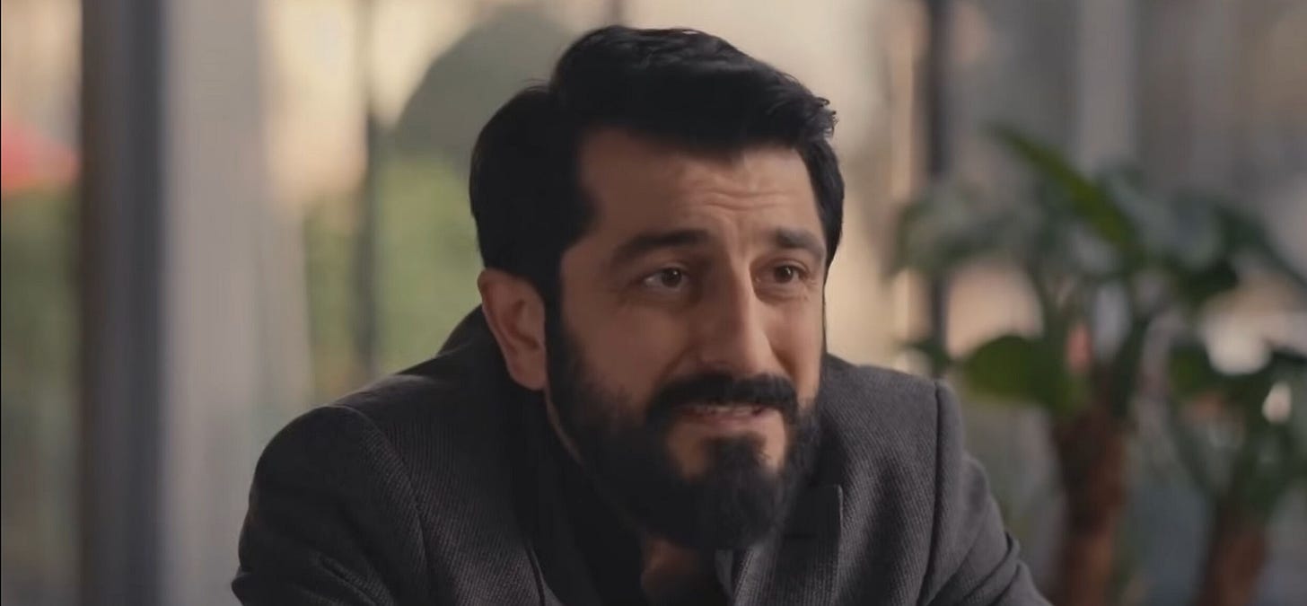 İç mekanda, takım elbiseli bir karakter masa başında oturuyor; arka planda büyük bir pencere ve yeşil bitkiler görülüyor. İç mekanda, takım elbiseli bir karakter masa başında oturuyor; arka planda büyük bir pencere ve yeşil bitkiler görülüyor.