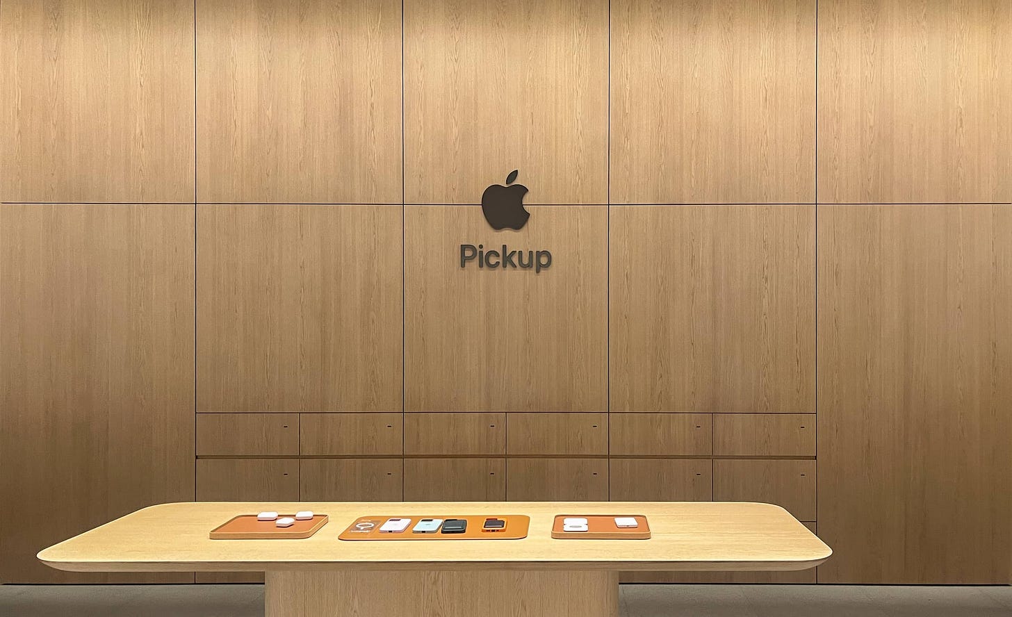 The improved Apple Pickup counter at Apple Wuhan.