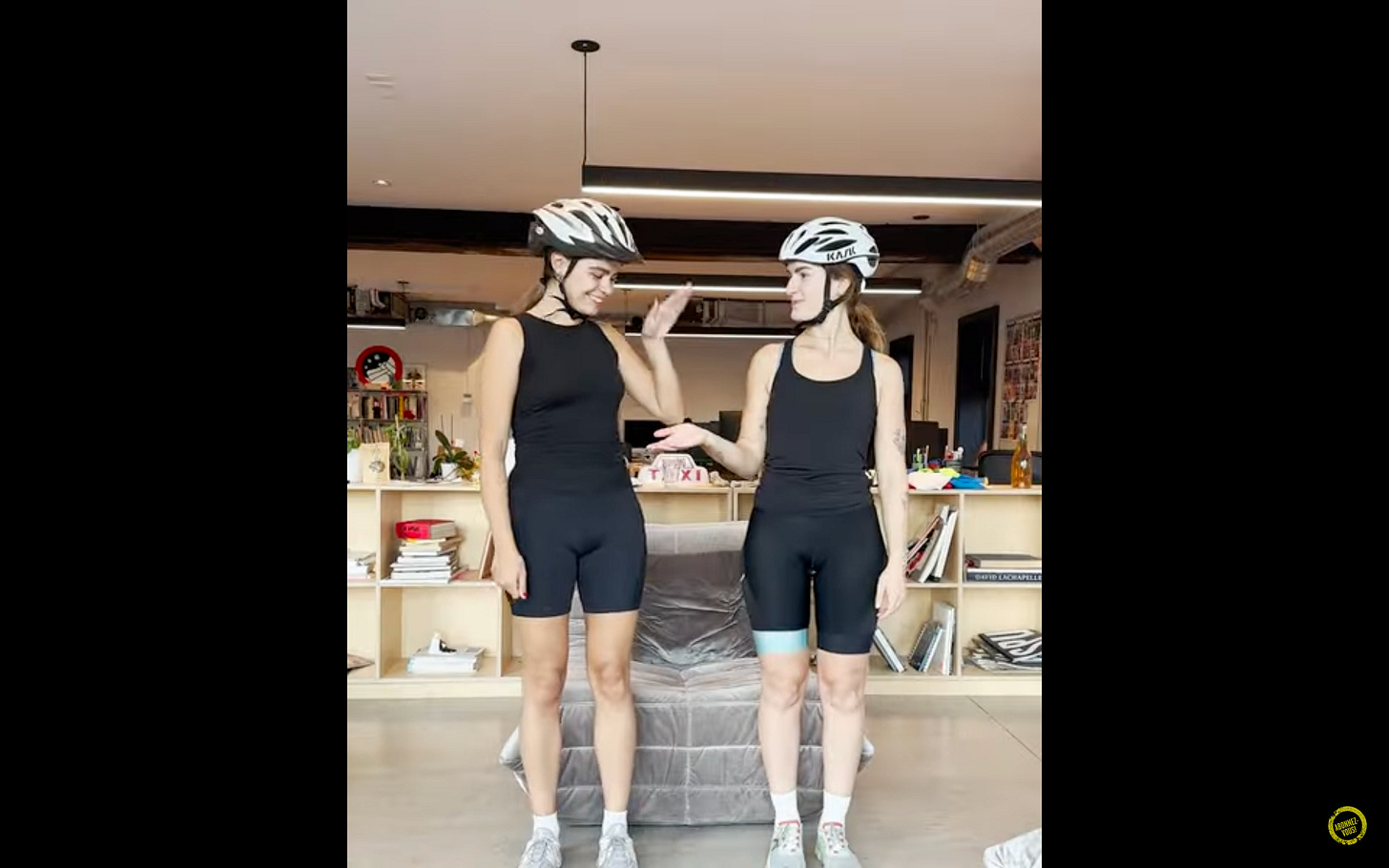 Deux jeunes cyclistes se tapent dans la main.