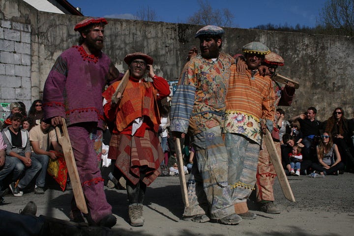 Maskaradak faites de danses et de théâtre