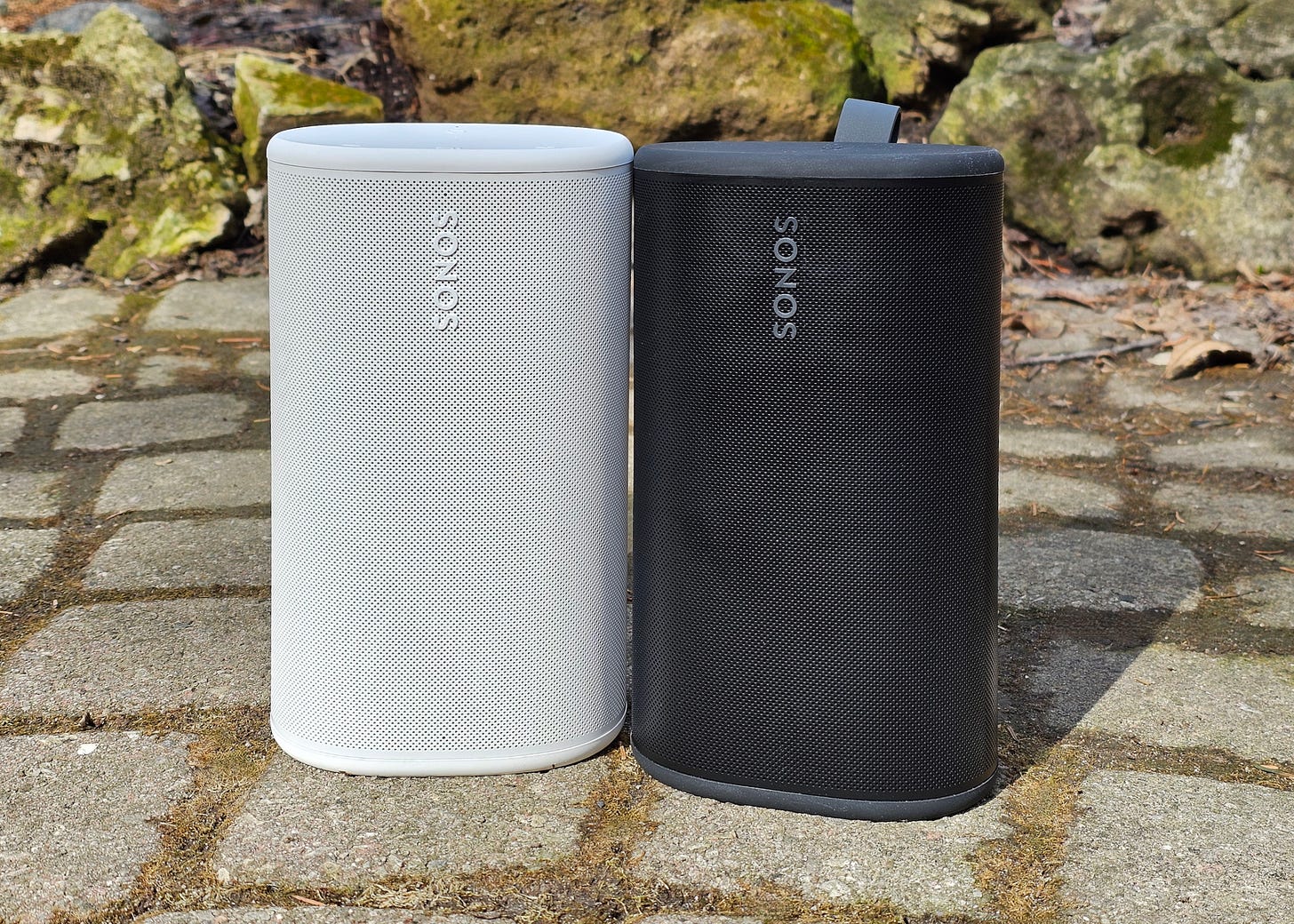 Two Sonos Plays sitting side by side, one black, one white. Two Sonos Plays sitting side by side, one black, one white.