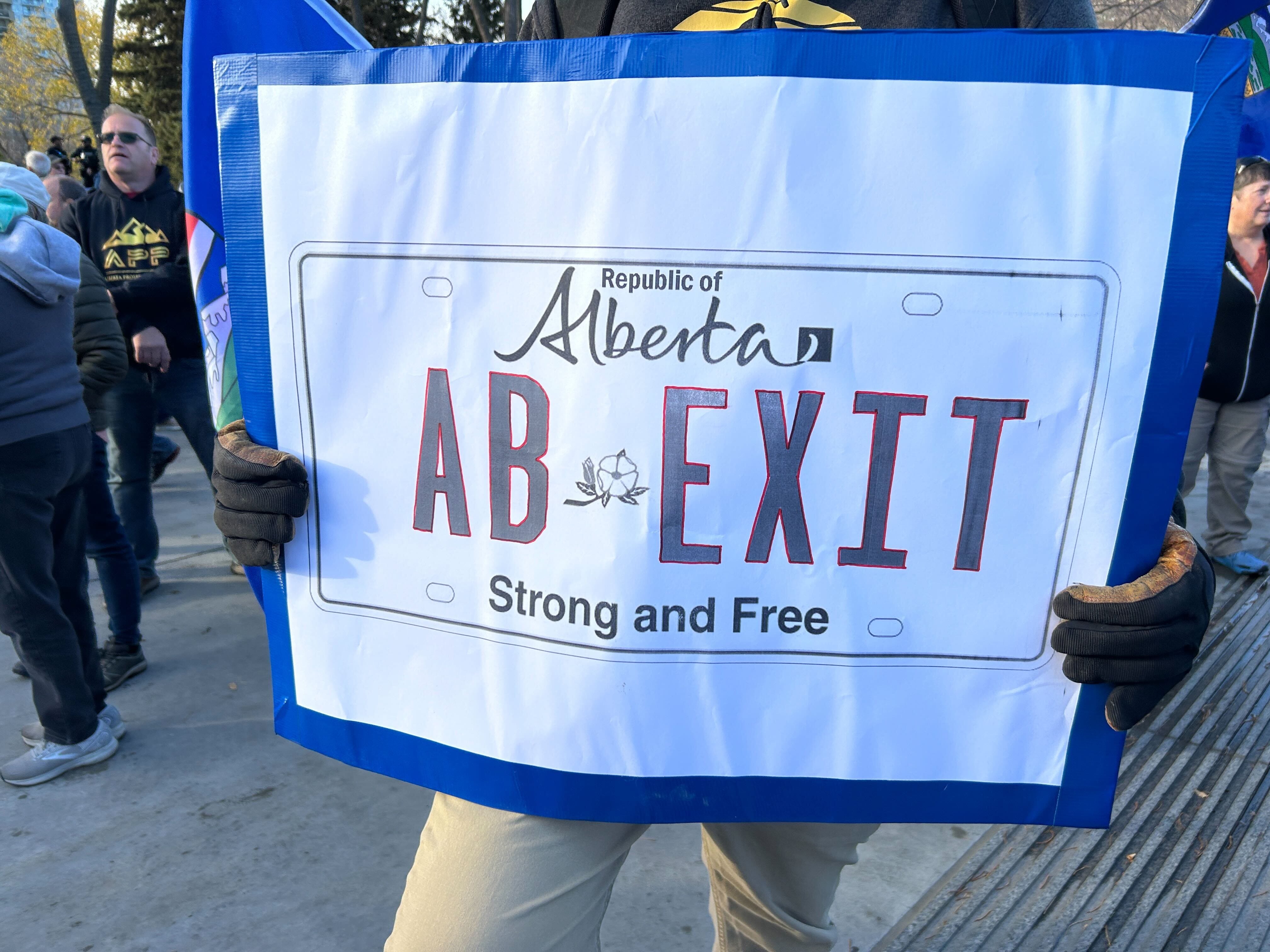 Alberta Rally Thousands rally for Alberta independence at Legislature