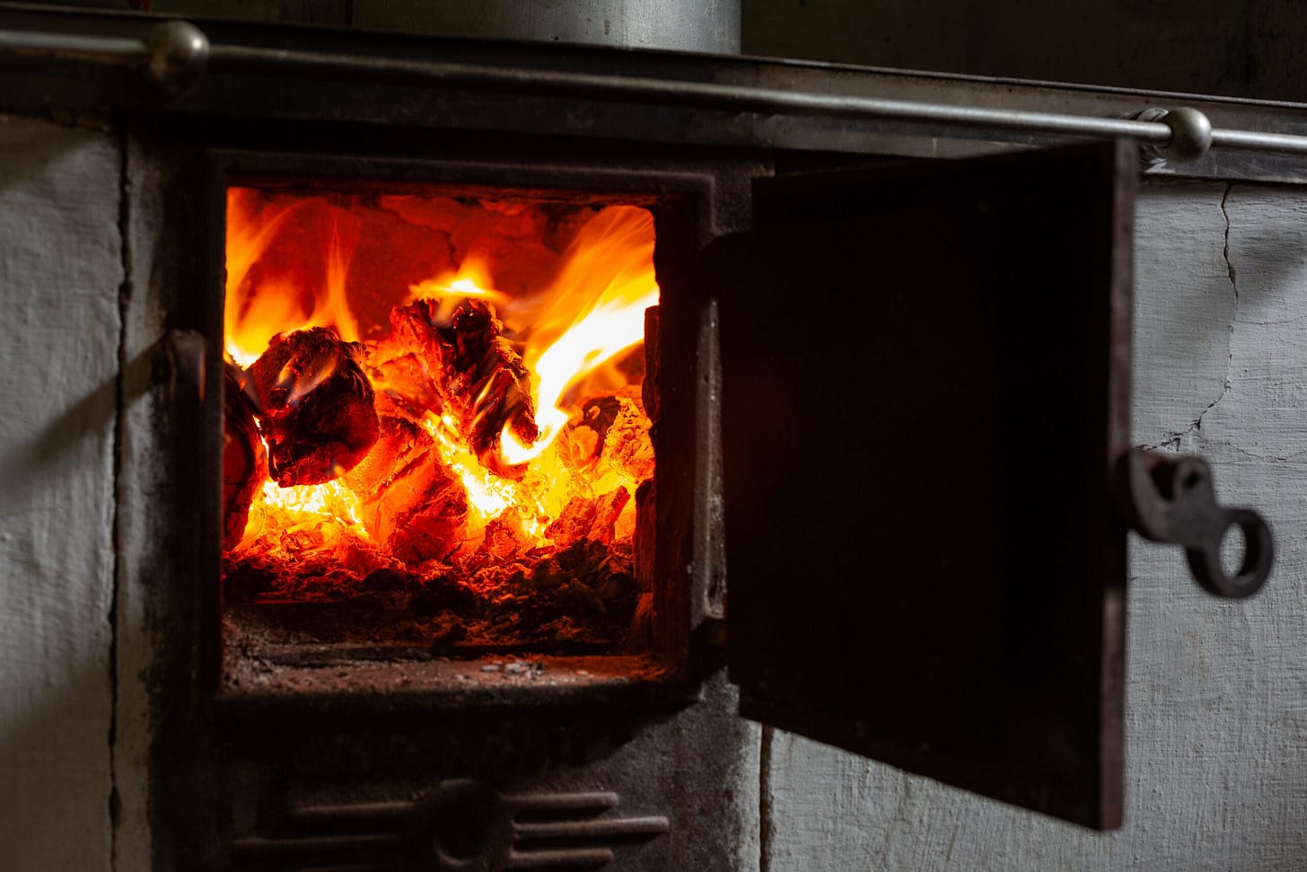 Step-by-Step: Building and Lighting a Fire in Your Wood Burner - Direct  Stoves | Direct Stoves