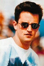 matthew perry with his fabulous sunglasses!!!!!! <3 Chandler Friends, Joey Friends, Friends Cast, Friends Moments, Friends Tv Show, Ross Geller, Phoebe Buffay, Chandler Bing, Rachel Green