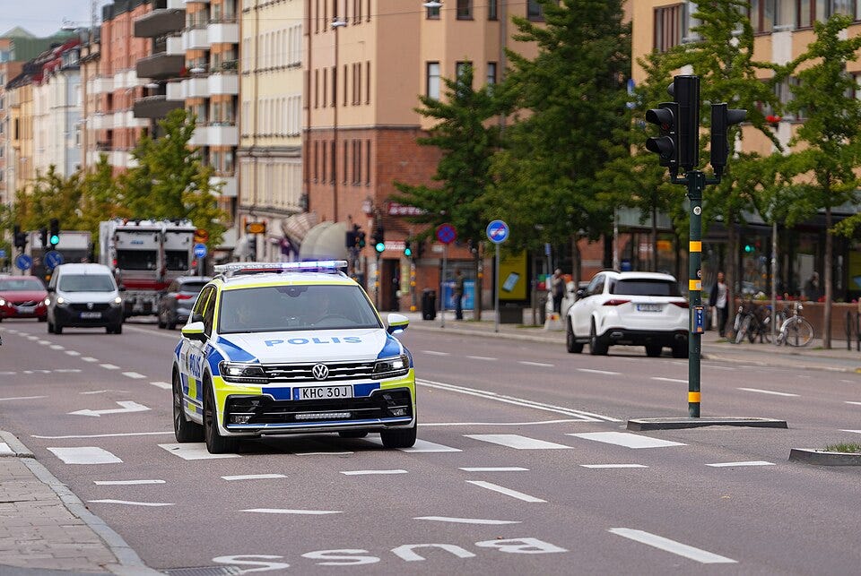 File:Swedish police car with lights on.jpg