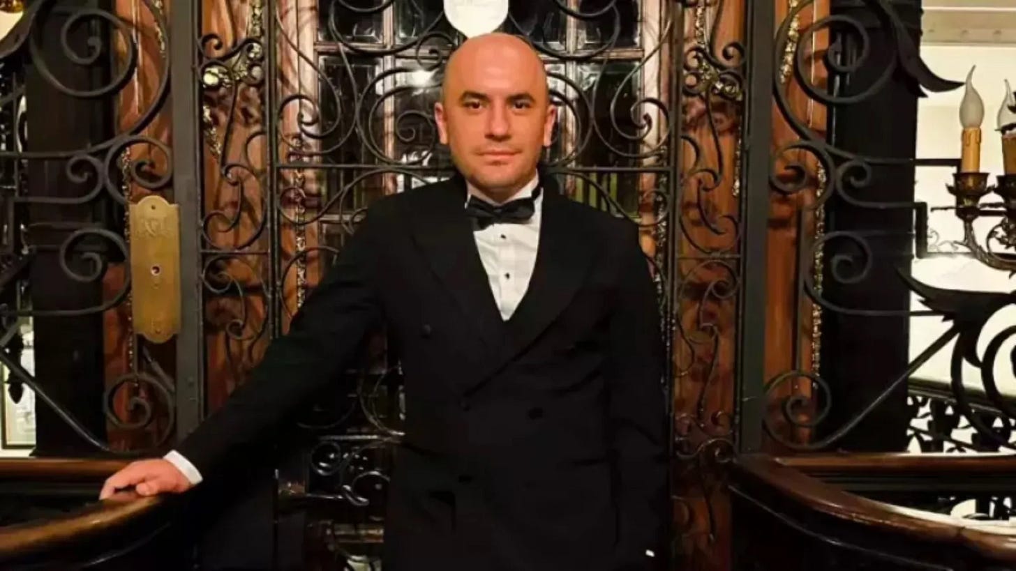 Giray Altınok, Prens ve Gustav dizilerinin yaratıcısı, resmi bir etkinlikte smokinle